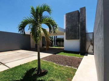 Casa de una planta con alberca en venta en Conkal, Mérida.