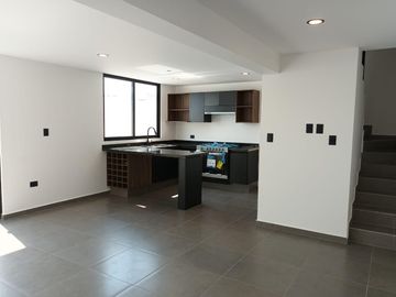 CASA EN VENTA EN FRACCIONAMIENTO MONTERREAL, CHOLULA RIVADAVIA.