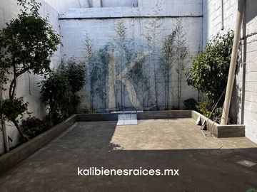 Casa a unos pasos de Mundo E con uso de Suelo