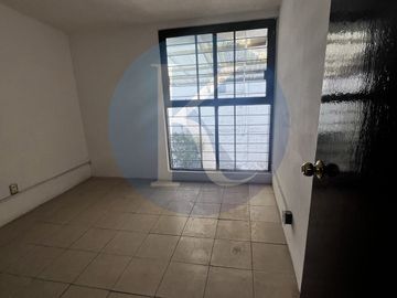 Casa a unos pasos de Mundo E con uso de Suelo