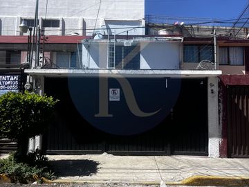 Casa a unos pasos de Mundo E con uso de Suelo