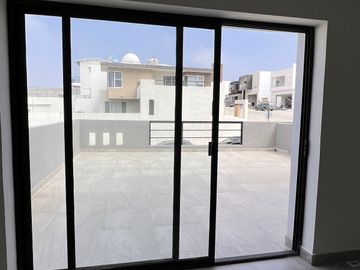 Casa nueva con vista al mar