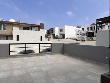 Casa nueva con vista al mar