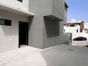 Casa nueva con vista al mar