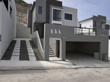 Casa nueva con vista al mar