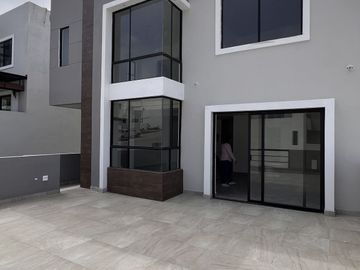 Casa nueva con vista al mar
