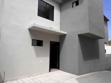 Casa nueva con vista al mar