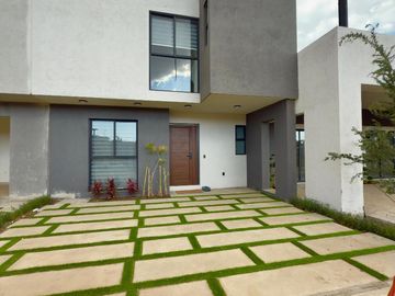 HERMOSA CASA EN VENTA RESIDENCIAL BUGAMBILIAS / ZONA UVM-GALERÍAS METEPEC
