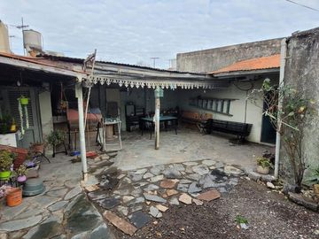 CASA 2 FAMILIAS EN BANFIELD