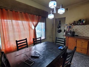 CASA 2 FAMILIAS EN BANFIELD
