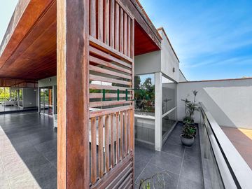 Triplex de 350 m2 - 2 family room - Terraza - Vista Externa - 3 Dormitorios amplios