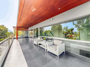 Triplex de 350 m2 - 2 family room - Terraza - Vista Externa - 3 Dormitorios amplios