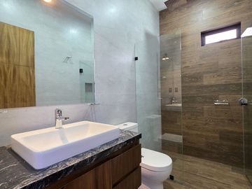 RESIDENCIA EN VENTA CON ALBERCA, 4 RECÁMARAS, 4 BAÑOS, COCHERA PARA 3 AUTOS