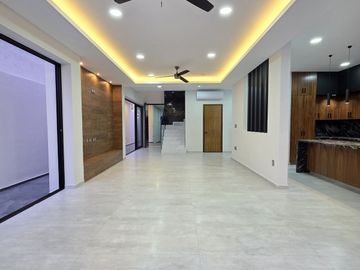 RESIDENCIA EN VENTA CON ALBERCA, 4 RECÁMARAS, 4 BAÑOS, COCHERA PARA 3 AUTOS