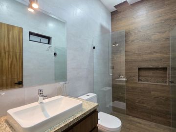 RESIDENCIA EN VENTA CON ALBERCA, 4 RECÁMARAS, 4 BAÑOS, COCHERA PARA 3 AUTOS
