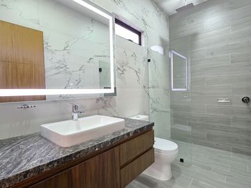RESIDENCIA EN VENTA CON ALBERCA, 4 RECÁMARAS, 4 BAÑOS, COCHERA PARA 3 AUTOS