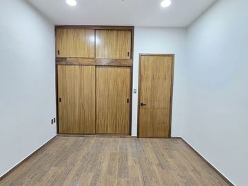 RESIDENCIA EN VENTA CON ALBERCA, 4 RECÁMARAS, 4 BAÑOS, COCHERA PARA 3 AUTOS