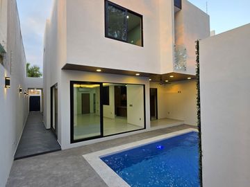 RESIDENCIA EN VENTA CON ALBERCA, 4 RECÁMARAS, 4 BAÑOS, COCHERA PARA 3 AUTOS