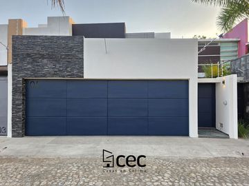 RESIDENCIA EN VENTA CON ALBERCA, 4 RECÁMARAS, 4 BAÑOS, COCHERA PARA 3 AUTOS