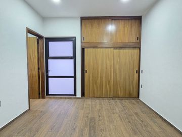 RESIDENCIA EN VENTA CON ALBERCA, 4 RECÁMARAS, 4 BAÑOS, COCHERA PARA 3 AUTOS