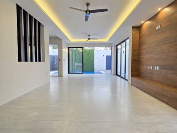 RESIDENCIA EN VENTA CON ALBERCA, 4 RECÁMARAS, 4 BAÑOS, COCHERA PARA 3 AUTOS