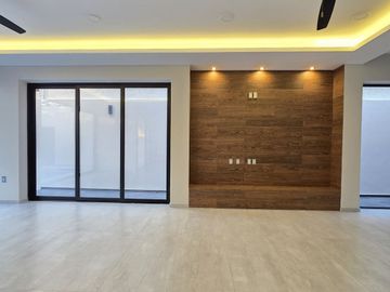 RESIDENCIA EN VENTA CON ALBERCA, 4 RECÁMARAS, 4 BAÑOS, COCHERA PARA 3 AUTOS