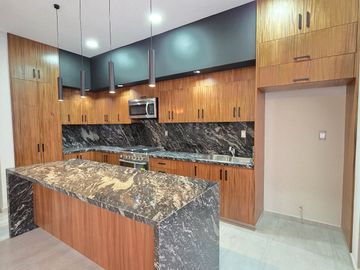 RESIDENCIA EN VENTA CON ALBERCA, 4 RECÁMARAS, 4 BAÑOS, COCHERA PARA 3 AUTOS