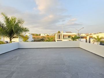 RESIDENCIA EN VENTA CON ALBERCA, 4 RECÁMARAS, 4 BAÑOS, COCHERA PARA 3 AUTOS