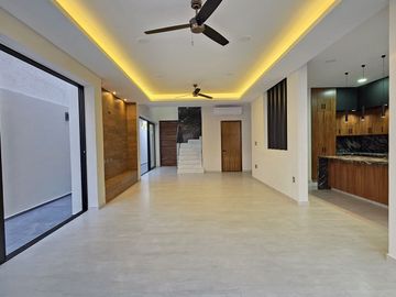 RESIDENCIA EN VENTA CON ALBERCA, 4 RECÁMARAS, 4 BAÑOS, COCHERA PARA 3 AUTOS