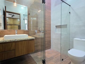 RESIDENCIA EN VENTA CON ALBERCA, 4 RECÁMARAS, 4 BAÑOS, COCHERA PARA 3 AUTOS