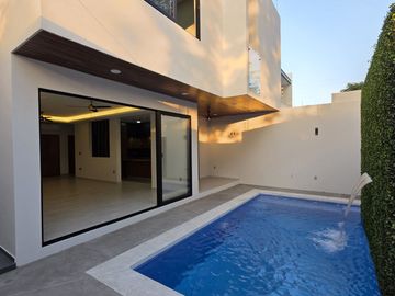 RESIDENCIA EN VENTA CON ALBERCA, 4 RECÁMARAS, 4 BAÑOS, COCHERA PARA 3 AUTOS