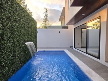 RESIDENCIA EN VENTA CON ALBERCA, 4 RECÁMARAS, 4 BAÑOS, COCHERA PARA 3 AUTOS