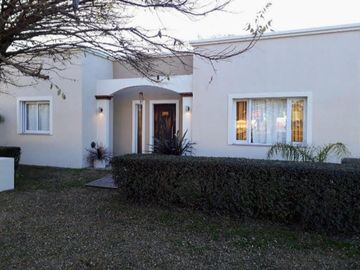 Casa en venta - 2 Dormitorios 2 Baños - Cocheras - 750Mts2 - Laguna Alsina