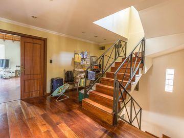 Venta casa 5 ambientes de estilo | Pileta, parrilla | reciclada | 2 cocheras | 3 plantas | Martinez