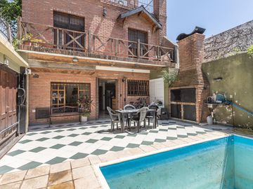 Venta casa 5 ambientes de estilo | Pileta, parrilla | reciclada | 2 cocheras | 3 plantas | Martinez