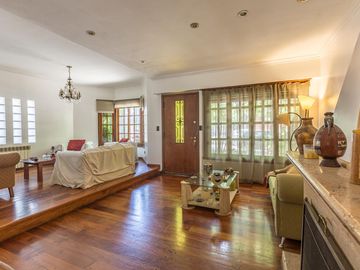 Venta casa 5 ambientes de estilo | Pileta, parrilla | reciclada | 2 cocheras | 3 plantas | Martinez