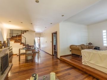 Venta casa 5 ambientes de estilo | Pileta, parrilla | reciclada | 2 cocheras | 3 plantas | Martinez