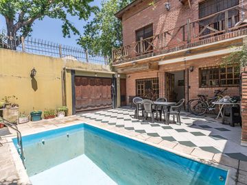 Venta casa 5 ambientes de estilo | Pileta, parrilla | reciclada | 2 cocheras | 3 plantas | Martinez