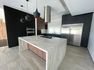 Residencia de 4 Recamaras con Alberca y Jacuzzi en Cabo Norte, Mérida