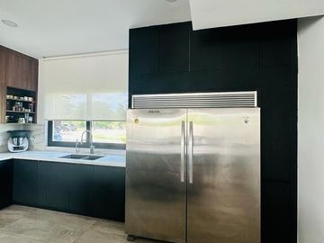 Residencia de 4 Recamaras con Alberca y Jacuzzi en Cabo Norte, Mérida