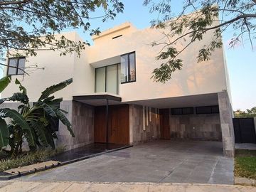 Residencia de 4 Recamaras con Alberca y Jacuzzi en Cabo Norte, Mérida