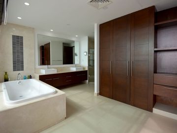 IMPRESIONANTE PENTHOUSE FRENTE AL MAR CON VISTAS AL CARIBE