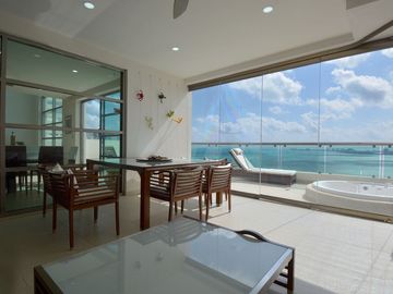 IMPRESIONANTE PENTHOUSE FRENTE AL MAR CON VISTAS AL CARIBE