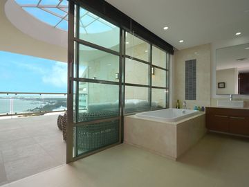IMPRESIONANTE PENTHOUSE FRENTE AL MAR CON VISTAS AL CARIBE