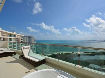 IMPRESIONANTE PENTHOUSE FRENTE AL MAR CON VISTAS AL CARIBE