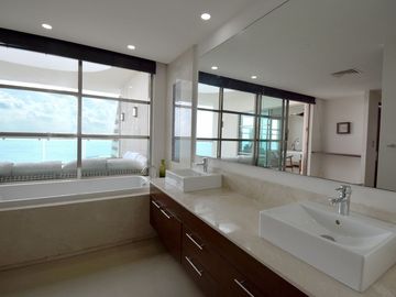 IMPRESIONANTE PENTHOUSE FRENTE AL MAR CON VISTAS AL CARIBE