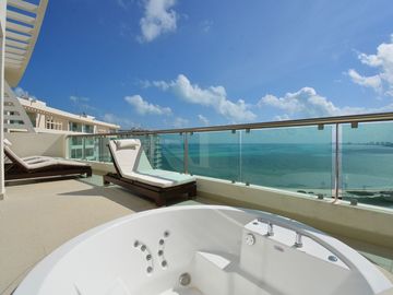 IMPRESIONANTE PENTHOUSE FRENTE AL MAR CON VISTAS AL CARIBE