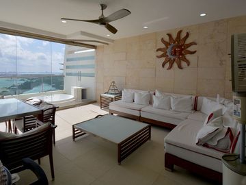 IMPRESIONANTE PENTHOUSE FRENTE AL MAR CON VISTAS AL CARIBE