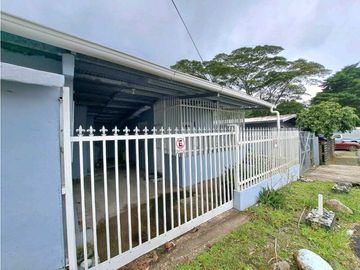 VENDO.CASA BAJO.BOQUETE COLINDANTE CON.RIO
