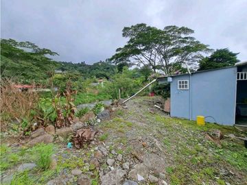 VENDO.CASA BAJO.BOQUETE COLINDANTE CON.RIO